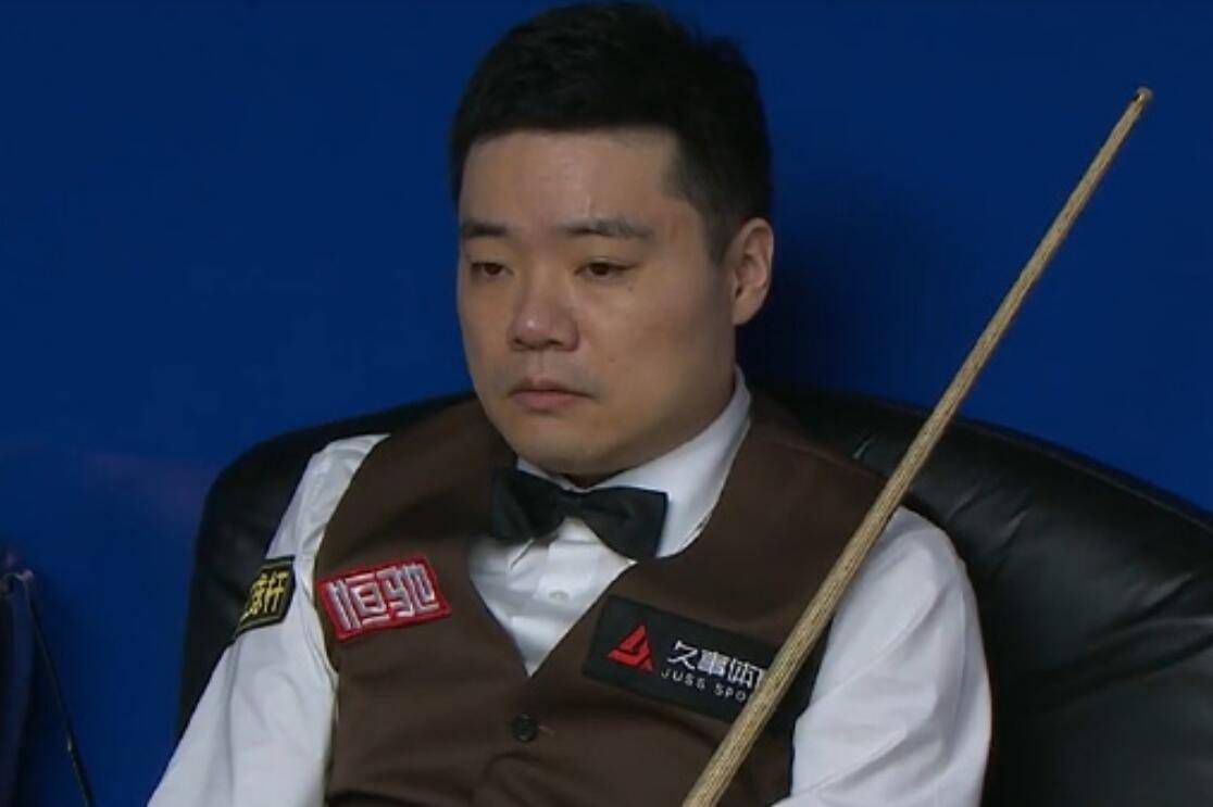 三个神色各不相同，背景中模糊的案发现场悬疑感十足，这三个人究竟是什么关系，又藏了怎样的秘密，期待影片上映为我们揭晓谜底